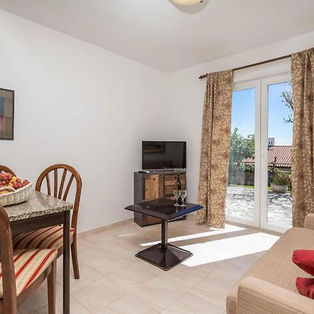 1 Bedroom Cozy Apartment In Ičići エクステリア 写真