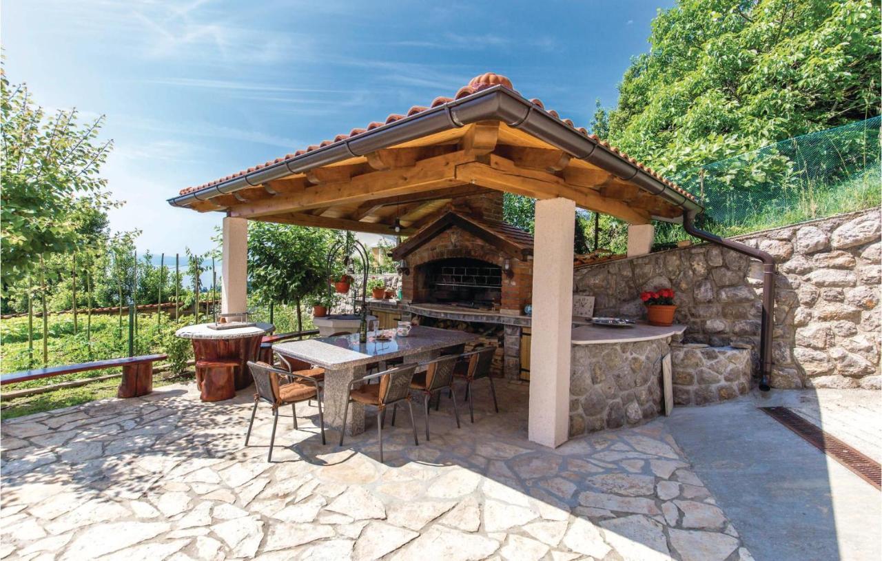1 Bedroom Cozy Apartment In Ičići エクステリア 写真