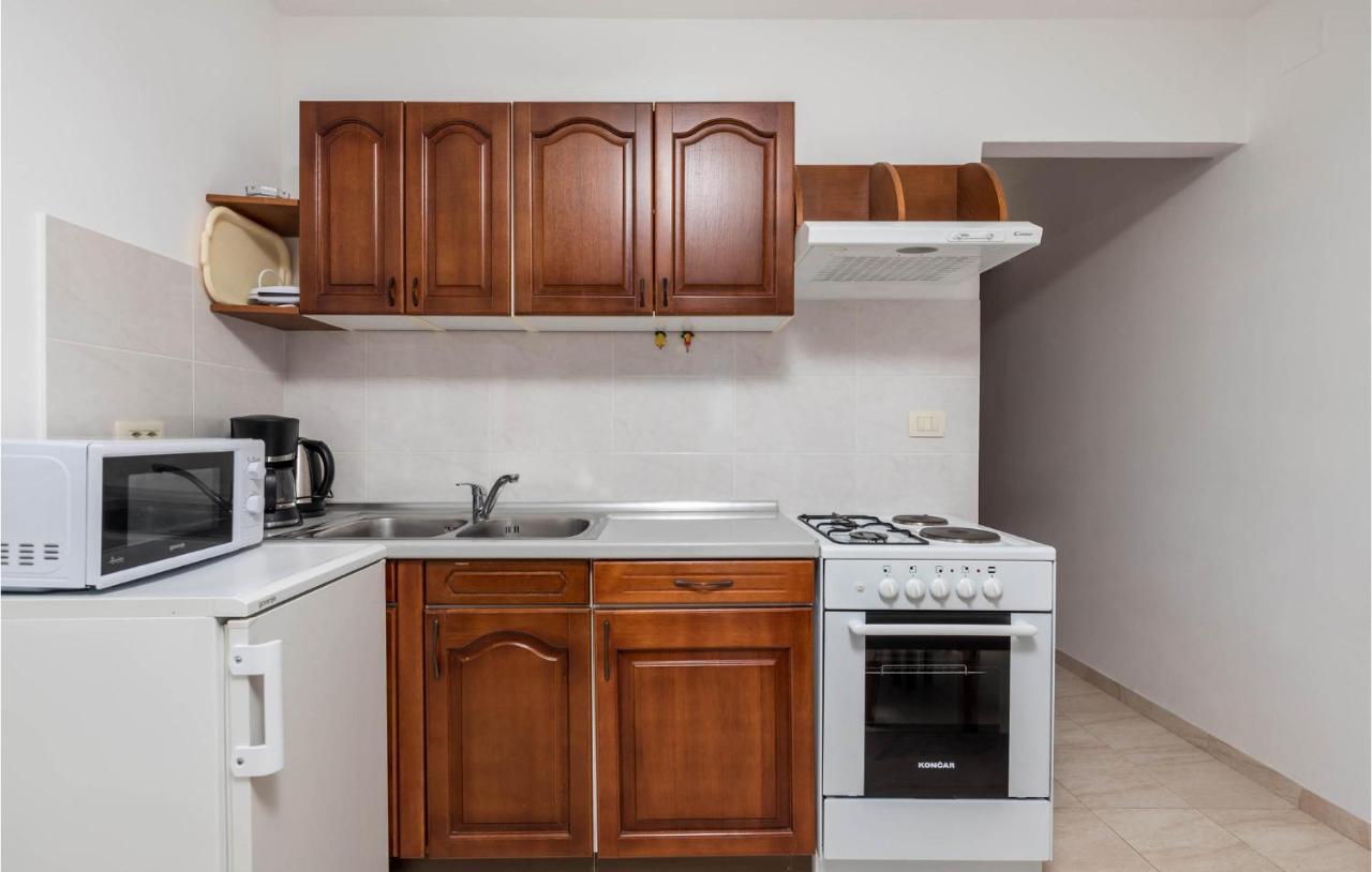 1 Bedroom Cozy Apartment In Ičići エクステリア 写真