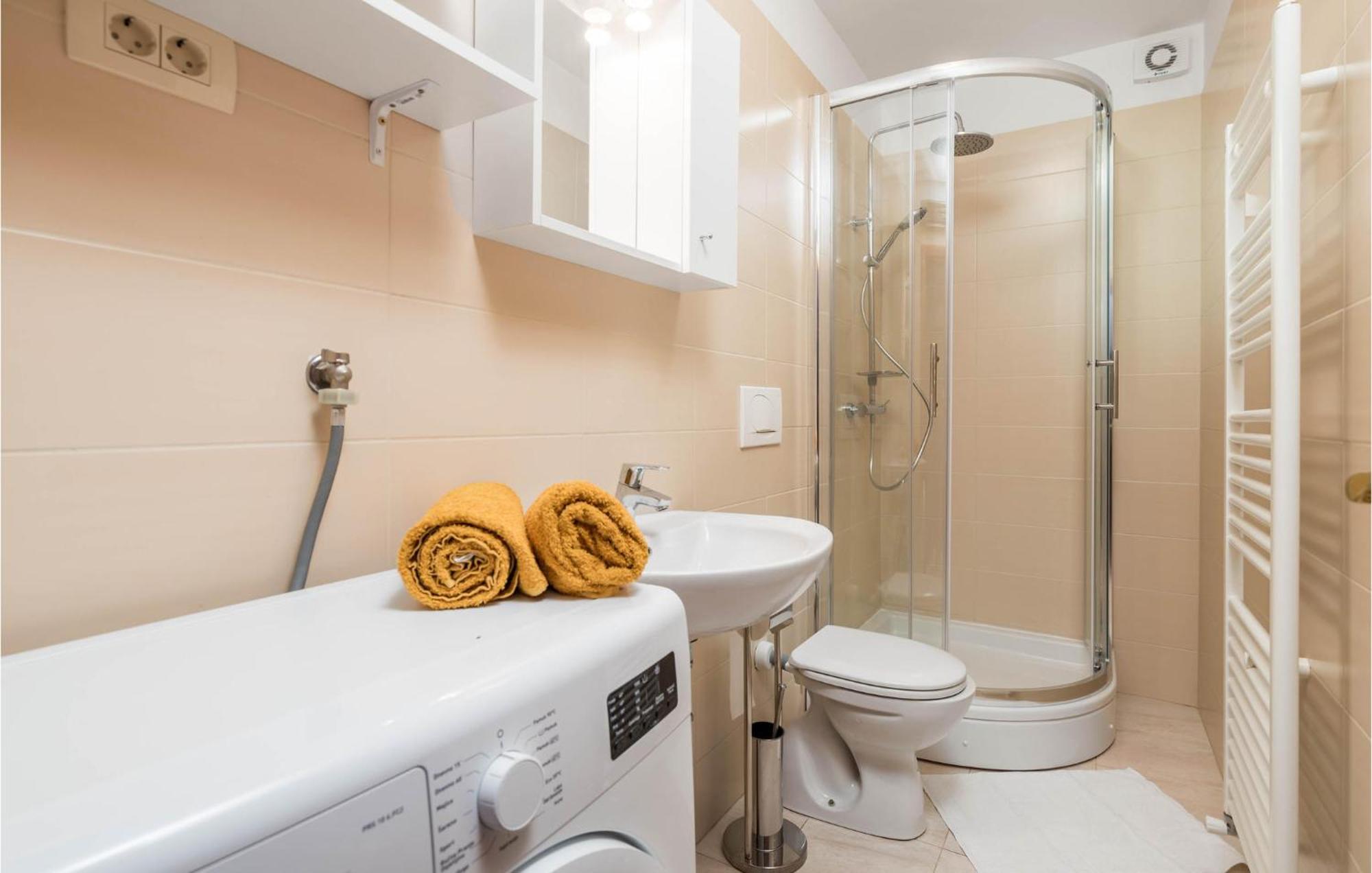 1 Bedroom Cozy Apartment In Ičići エクステリア 写真