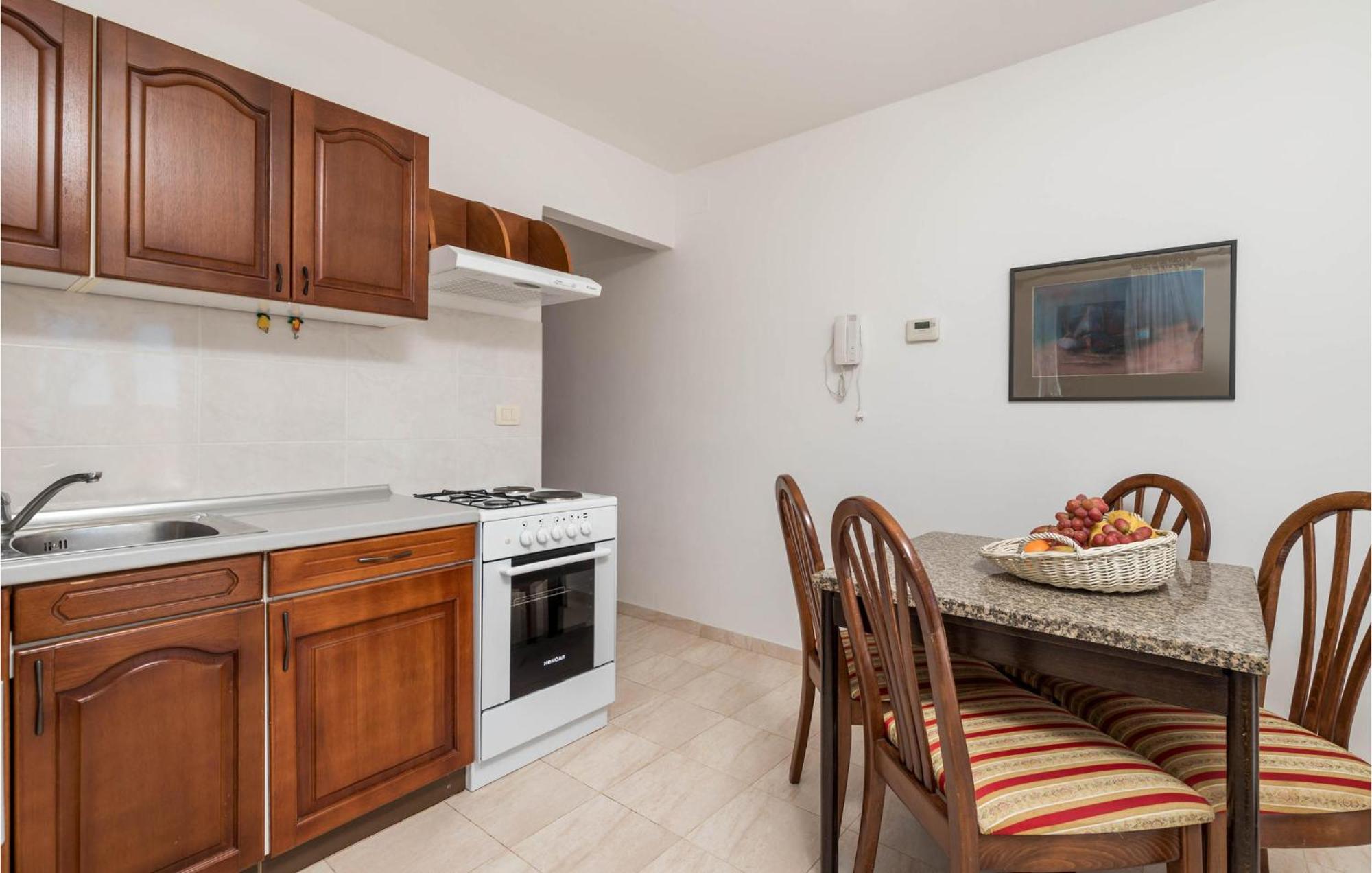 1 Bedroom Cozy Apartment In Ičići エクステリア 写真