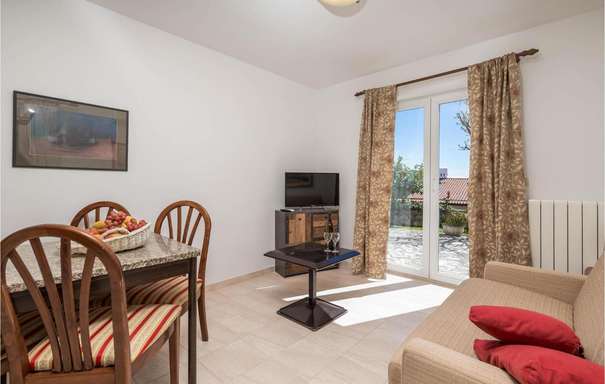 1 Bedroom Cozy Apartment In Ičići エクステリア 写真