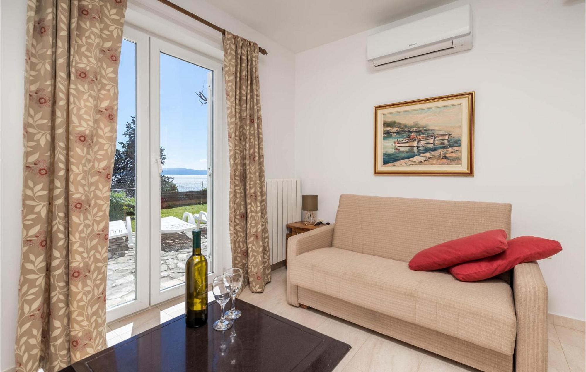 1 Bedroom Cozy Apartment In Ičići エクステリア 写真