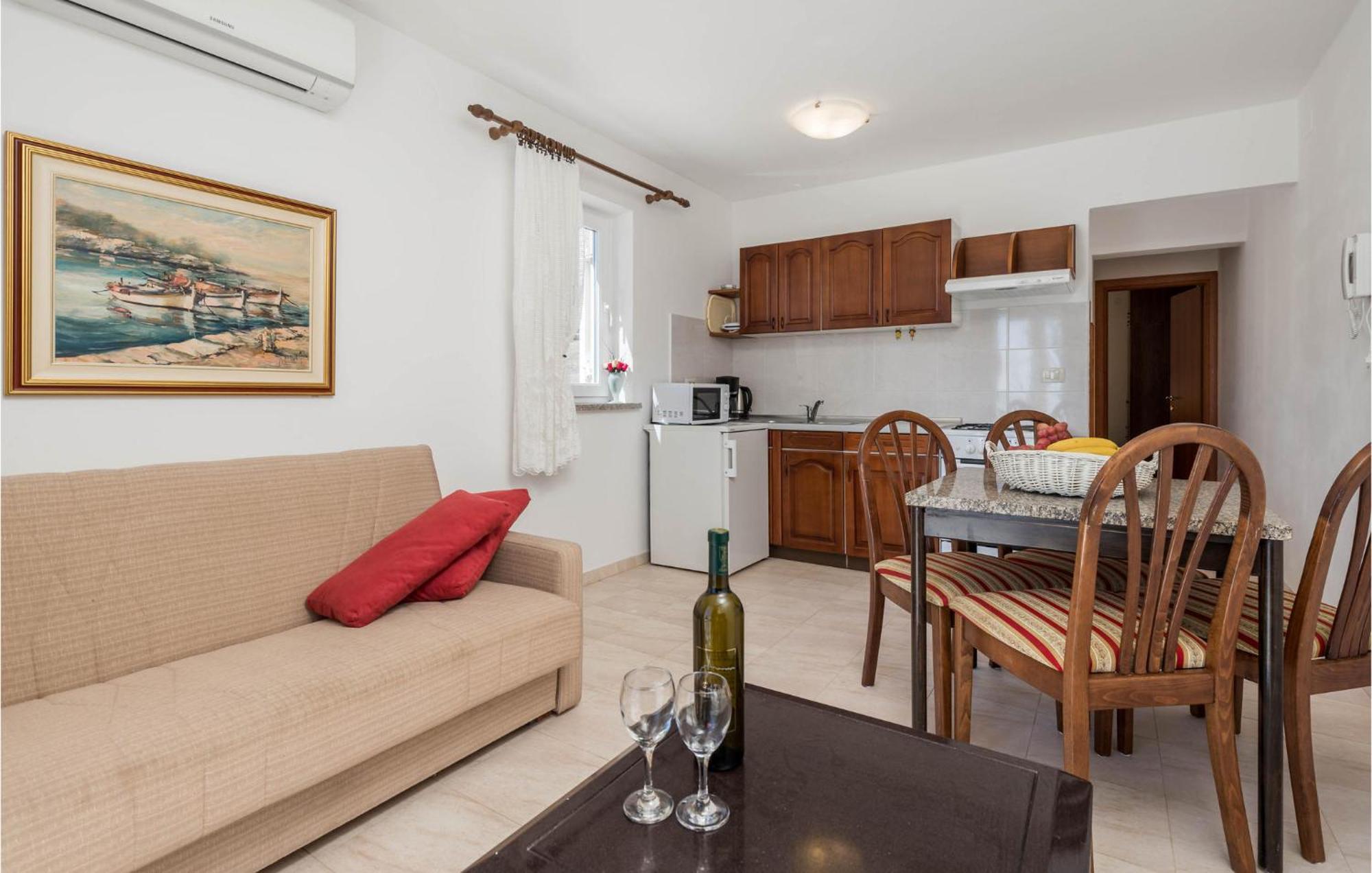 1 Bedroom Cozy Apartment In Ičići エクステリア 写真